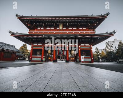 Porte Hozomon dans le temple Senso Ji, Tokyo, Honshu, Japon, Asie Banque D'Images