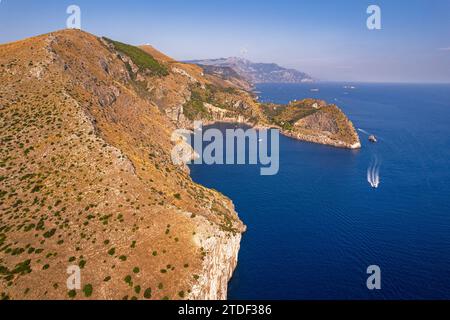 Rivage rocheux et accidenté de la côte amalfitaine avec baie de Ieranto au premier plan, vue aérienne, province de Naples, région de Campanie, mer Tyrrhénienne, Sud de l'Italie Banque D'Images