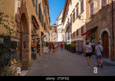 Vue des magasins et des acheteurs dans la rue étroite à Montepulciano, Montepulciano, province de Sienne, Toscane, Italie, Europe Banque D'Images