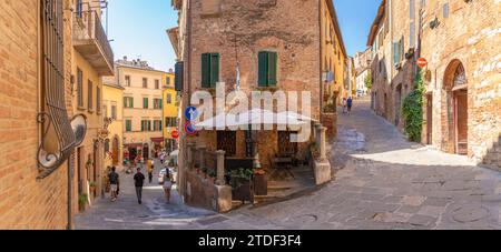 Vue de café et bar dans la rue étroite à Montepulciano, Montepulciano, province de Sienne, Toscane, Italie, Europe Banque D'Images