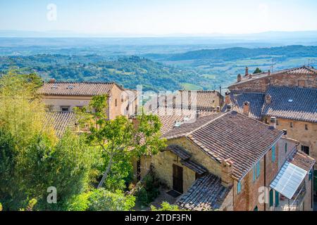 Vue sur le paysage toscan et les toits de Montepulciano, Montepulciano, province de Sienne, Toscane, Italie, Europe Banque D'Images