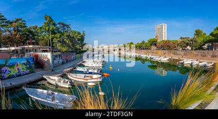 Vue des bateaux et réflexions sur le Canal de Rimini, Rimini, Emilie-Romagne, Italie, Europe Banque D'Images