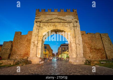 Vue de l'Arc d'Auguste (Arco d'Augusto) au crépuscule, Rimini, Emilie-Romagne, Italie, Europe Banque D'Images