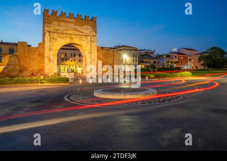 Vue de l'Arc d'Auguste (Arco d'Augusto) au crépuscule, Rimini, Emilie-Romagne, Italie, Europe Banque D'Images