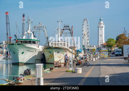 Vue des bateaux sur le canal et le phare de Rimini, Rimini, Emilie-Romagne, Italie, Europe Banque D'Images