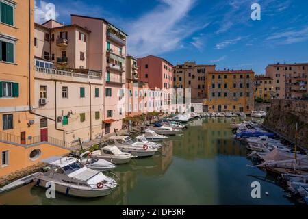 Vue des bâtiments colorés et du canal, Livourne, province de Livourne, Toscane, Italie, Europe Banque D'Images