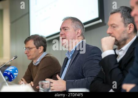 Bruxelles, Belgique. 18 décembre 2023. Geert Langenus, économiste DE LA BNB/NBB, est photographié lors d'une conférence de presse de la banque nationale belge BNB/NBB pour présenter les prévisions économiques annuelles, lundi 18 décembre 2023 à Bruxelles. BELGA PHOTO JONAS ROOSENS crédit : Belga News Agency/Alamy Live News Banque D'Images