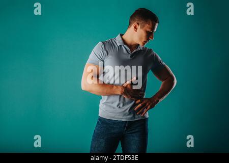 Homme attrayant et bien construit posant Banque D'Images