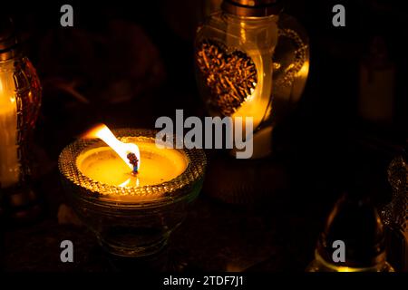 Cliché de nuit des flammes des bougies de cimetière en verre debout sur les pierres tombales. Le tir a été pris pendant la Toussaint, le 1 novembre. Banque D'Images