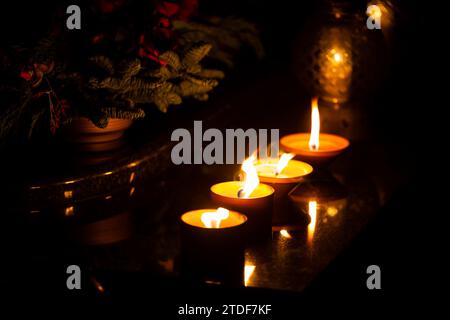 Cliché de nuit des flammes des bougies de cimetière en verre debout sur les pierres tombales. Le tir a été pris pendant la Toussaint, le 1 novembre. Banque D'Images