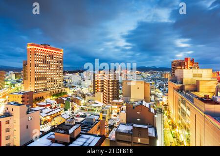 Kanazawa, Japon centre-ville au crépuscule. Banque D'Images