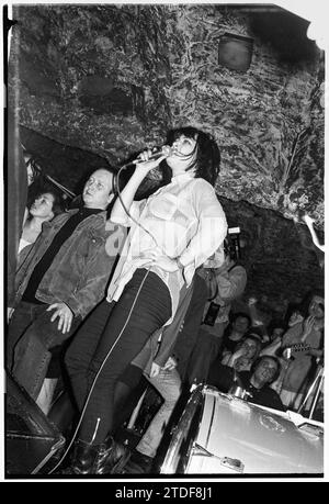 KATHLEEN HANNA, BIKINI KILL, NEWPORT TJS, 1993 : Kathleen Hanna la chanteuse de bikini Kill jouant au légendaire TJS à Newport, pays de Galles, Royaume-Uni le 8 mars 1993. Ce bikini Kill/Huggy Bear Tour est arrivé au sommet de la scène Riot Grrrl et était de promouvoir l'album Yeah Yeah Yeah Yeah Yeah (Kill Rock Stars) des deux groupes combinés en 1993. Le concert a commencé par un atelier de musique pour les femmes seulement. Photo : Rob Watkins Banque D'Images