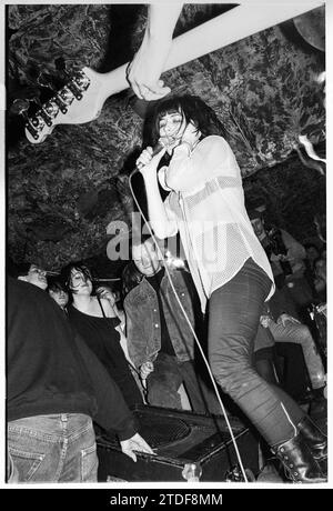 KATHLEEN HANNA, BIKINI KILL, NEWPORT TJS, 1993 : Kathleen Hanna la chanteuse de bikini Kill jouant au légendaire TJS à Newport, pays de Galles, Royaume-Uni le 8 mars 1993. Ce bikini Kill/Huggy Bear Tour est arrivé au sommet de la scène Riot Grrrl et était de promouvoir l'album Yeah Yeah Yeah Yeah Yeah (Kill Rock Stars) des deux groupes combinés en 1993. Le concert a commencé par un atelier de musique pour les femmes seulement. Photo : Rob Watkins Banque D'Images