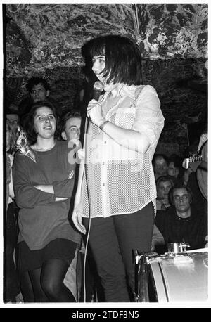 KATHLEEN HANNA, BIKINI KILL, NEWPORT TJS, 1993 : Kathleen Hanna la chanteuse de bikini Kill jouant au légendaire TJS à Newport, pays de Galles, Royaume-Uni le 8 mars 1993. Ce bikini Kill/Huggy Bear Tour est arrivé au sommet de la scène Riot Grrrl et était de promouvoir l'album Yeah Yeah Yeah Yeah Yeah (Kill Rock Stars) des deux groupes combinés en 1993. Le concert a commencé par un atelier de musique pour les femmes seulement. Photo : Rob Watkins Banque D'Images