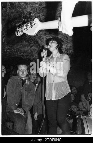 KATHLEEN HANNA, BIKINI KILL, NEWPORT TJS, 1993 : Kathleen Hanna la chanteuse de bikini Kill jouant au légendaire TJS à Newport, pays de Galles, Royaume-Uni le 8 mars 1993. Ce bikini Kill/Huggy Bear Tour est arrivé au sommet de la scène Riot Grrrl et était de promouvoir l'album Yeah Yeah Yeah Yeah Yeah (Kill Rock Stars) des deux groupes combinés en 1993. Le concert a commencé par un atelier de musique pour les femmes seulement. Photo : Rob Watkins Banque D'Images