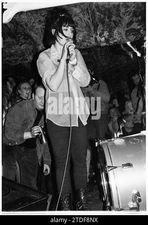 KATHLEEN HANNA, BIKINI KILL, NEWPORT TJS, 1993 : Kathleen Hanna la chanteuse de bikini Kill jouant au légendaire TJS à Newport, pays de Galles, Royaume-Uni le 8 mars 1993. Ce bikini Kill/Huggy Bear Tour est arrivé au sommet de la scène Riot Grrrl et était de promouvoir l'album Yeah Yeah Yeah Yeah Yeah (Kill Rock Stars) des deux groupes combinés en 1993. Le concert a commencé par un atelier de musique pour les femmes seulement. Photo : Rob Watkins Banque D'Images