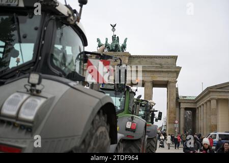 Berlin, Deutschland 18. Décembre 2023 : démonstration von Landwirten und Bauern gegen den Wegfall der Dieselsubventionen und der Einführung einer Kraftfahrzeugsteuer für landwirtschaftliche Fahrzeuge auf der Straße des 17. Juli : Traktoren hinter dem Brandenburger Tor *** Berlin, Allemagne 18 décembre 2023 manifestation d'agriculteurs contre la suppression des subventions au diesel et l'introduction d'une taxe sur les véhicules agricoles sur les tracteurs Straße des 17 Juli derrière la porte de Brandebourg Copyright : xFotostandx/xReuhlx Banque D'Images