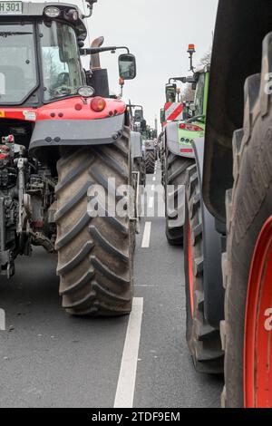 Berlin, Deutschland 18. Décembre 2023 : démonstration von Landwirten und Bauern gegen den Wegfall der Dieselsubventionen und der Einführung einer Kraftfahrzeugsteuer für landwirtschaftliche Fahrzeuge auf der Straße des 17. Juli : Reihe von Traktoren mit Siegessäule im hintergrund *** Berlin, Allemagne 18 décembre 2023 manifestation des agriculteurs contre la suppression des subventions au diesel et l'introduction d'une taxe sur les véhicules agricoles sur la Straße des 17 juillet rangée de tracteurs avec colonne victoire en arrière-plan Copyright: xFotostandx/xReuhlx Banque D'Images