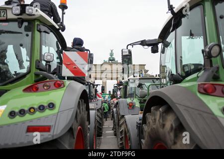 Berlin, Deutschland 18. Décembre 2023 : démonstration von Landwirten und Bauern gegen den Wegfall der Dieselsubventionen und der Einführung einer Kraftfahrzeugsteuer für landwirtschaftliche Fahrzeuge auf der Straße des 17. Juli : Reihe von Traktoren mit Brandenburger Tor im hintergrund *** Berlin, Allemagne décembre 18, 2023 manifestation des agriculteurs et des agriculteurs contre la suppression des subventions au diesel et l'introduction d'une taxe sur les véhicules à moteur pour les véhicules agricoles dans la rue de juillet 17 rangée de tracteurs avec porte de Brandebourg en arrière-plan Copyright : xFotostandx/xReuhlx Banque D'Images