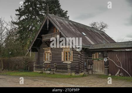 Historisches Holzhaus, Kolonie Alexandrowka, Potsdam, Brandenburg, Deutschland *** Maison historique en bois, colonie Alexandrowka, Potsdam, Brandenburg, Allemagne Banque D'Images