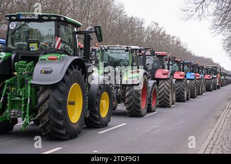 Berlin, Deutschland 18. Décembre 2023 : démonstration von Landwirten und Bauern gegen den Wegfall der Dieselsubventionen und der Einführung einer Kraftfahrzeugsteuer für landwirtschaftliche Fahrzeuge auf der Straße des 17. Juli : Reihe von Traktoren *** Berlin, Allemagne 18 décembre 2023 manifestation d'agriculteurs et de paysans contre l'abolition des subventions au diesel et l'introduction d'une taxe routière pour les véhicules agricoles dans la rue de juillet 17 rangée de tracteurs Copyright : xFotostandx/xReuhlx Banque D'Images