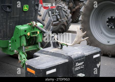 Berlin, Deutschland 18. Décembre 2023 : démonstration von Landwirten und Bauern gegen den Wegfall der Dieselsubventionen und der Einführung einer Kraftfahrzeugsteuer für landwirtschaftliche Fahrzeuge auf der Straße des 17. Juli : *** Berlin, Allemagne 18 décembre 2023 manifestation d'agriculteurs contre la suppression des subventions au diesel et l'introduction d'une taxe sur les véhicules agricoles dans la rue en juillet 17 Copyright : xFotostandx/xReuhlx Banque D'Images