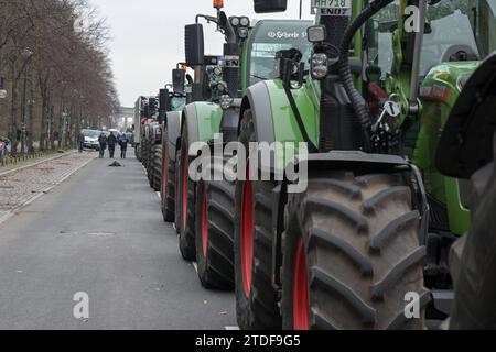 Berlin, Deutschland 18. Décembre 2023 : démonstration von Landwirten und Bauern gegen den Wegfall der Dieselsubventionen und der Einführung einer Kraftfahrzeugsteuer für landwirtschaftliche Fahrzeuge auf der Straße des 17. Juli : Reihe von Traktorenreifen *** Berlin, Allemagne 18 décembre 2023 manifestation d'agriculteurs et de paysans contre l'abolition des subventions au diesel et l'introduction d'une taxe sur les véhicules agricoles dans la rue du 17 juillet rangée de pneus de tracteur Copyright : xFotostandx/xReuhlx Banque D'Images