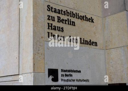 Berlin, Deutschland 18. Décembre 2023 : Eingang der Staatsbibliothek zu Berlin im Haus Unter den Linden *** Berlin, Allemagne 18 décembre 2023 entrée à la Bibliothèque d'État de Berlin dans le bâtiment Unter den Linden Copyright : xFotostandx/xReuhlx Banque D'Images