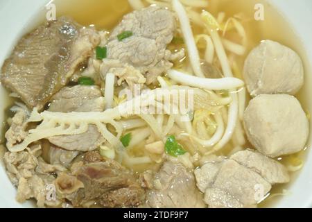 bœuf braisé bouilli et boulette de viande dans une soupe claire sur un bol Banque D'Images