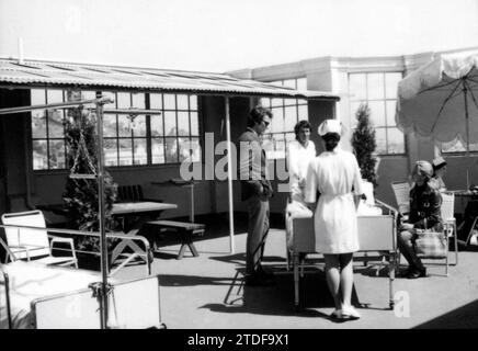 CLINT EASTWOOD et LYN EDGINGTON sur le plateau photo franche à San Francisco prise par la photographe indépendante DORIS NIEH lors du tournage de la séquence de l'hôpital pour le réalisateur de DIRTY HARRY 1971 DON SIEGEL Histoire Harry Julian Fink et Rita M. Fink musique Lalo Schifrin The Malpaso Company / Warner Bros. Banque D'Images