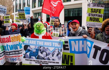 Londres, Royaume-Uni. 18 décembre 2023. Les travailleurs de trois trusts de santé prennent des mesures Induistrial. Le principal différend des travailleurs et la raison de leur action de grève est due au défaut de leurs employeurs de leur verser le paiement forfaitaire de 1 650 £ que leurs collègues travaillant à leurs côtés sur les termes et conditions du programme NHS pour le changement reçu en juin Un Grinch remettra lundi une carte de Noël signée à la députée Victoria Atkins, secrétaire d'État à la Santé, pour souligner les problèmes auxquels le personnel du NHS est confronté. Crédit : Mark Thomas/Alamy Live News Banque D'Images
