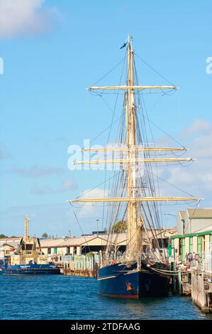 Image verticale du voilier-école Leeuwin II amarré à Fremantle Harbour à Fremantle, Perth, Australie occidentale. Banque D'Images