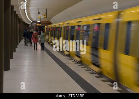 Berlin, Deutschland 18. Décembre 2023 : Menschen in einem U-Bahnhof der BVG mit ausfahrendem Zug *** Berlin, Allemagne décembre 18, 2023 personnes dans une station de métro BVG avec un train au départ Copyright : xFotostandx/xReuhlx Banque D'Images