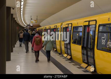 Berlin, Deutschland 18. Dezember 2023 : Menschen in einem U-Bahnhof der BVG : Leuchten der LAMPen währen de Schließung der Türen *** Berlin, Allemagne décembre 18, 2023 des personnes dans une station de métro BVG allument les lampes pendant la fermeture des portes Copyright : xFotostandx/xReuhlx Banque D'Images