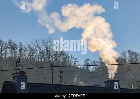 Ein Qualmender, Dampfender Shornstein auf einem Haus in Siegen. Symbolbild, Energiekosten, Energiepolitik am 18.12.2023 à Siegen/Deutschland. *** Une cheminée fumante sur une maison à Siegen image symbolique, les coûts de l'énergie, la politique énergétique sur 18 12 2023 à Siegen Allemagne Banque D'Images