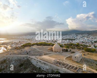 Fortezza Citadelle de Rethymnon en Crète, Grèce sur la colline de Paleokastro. Banque D'Images