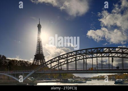 Paris, France - passerelle Debilly ou passerelle Debilly, à travers un pont en arc enjambant la Seine et surplombé par la célèbre Tour Eiffel Banque D'Images