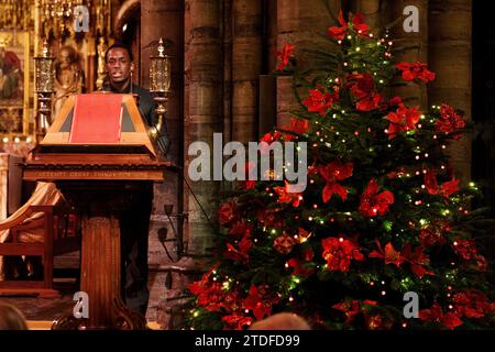 L'acteur Micheal Ward donne une lecture pendant les Royal Carols - ensemble au service de Noël à l'abbaye de Westminster à Londres. Date de la photo : Vendredi 8 décembre 2023. Banque D'Images