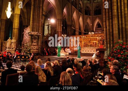 Adam Lambert et Beverley Knight MBE se produisent pendant les Royal Carols - ensemble au service de Noël à l'abbaye de Westminster à Londres. Date de la photo : Vendredi 8 décembre 2023. Banque D'Images