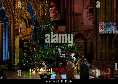 Jim Broadbent lit un extrait des lettres du Père Noël de John Ronald Reuel Tolkien (1892-1973) pendant les chants royaux - ensemble au service de Noël à l'abbaye de Westminster à Londres. Date de la photo : Vendredi 8 décembre 2023. Banque D'Images