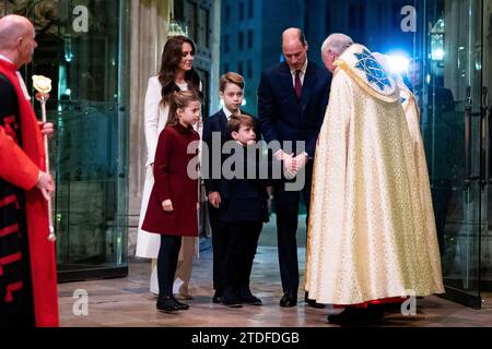 (De gauche à droite) la princesse de Galles, la princesse Charlotte, le prince George, le prince Louis, le prince de Galles et le révérend David Stanton pendant les chants royaux - ensemble au service de Noël à l'abbaye de Westminster à Londres. Date de la photo : Vendredi 8 décembre 2023. Banque D'Images