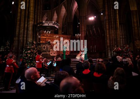 Adam Lambert et Beverley Knight se produisent pendant les Royal Carols - ensemble au service de Noël à l'abbaye de Westminster à Londres. Date de la photo : Vendredi 8 décembre 2023. Banque D'Images