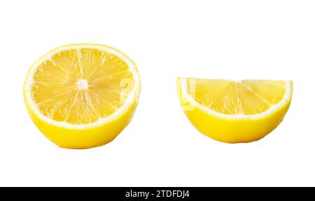 Frais belle moitié de citron jaune avec quart dans l'ensemble est isolé sur fond blanc avec chemin de détourage. Vue de face et pose à plat Banque D'Images
