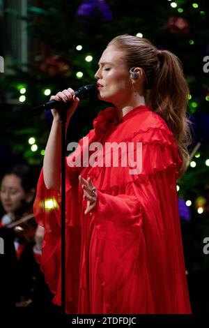 Freya Ridings chante Joyeux Noël tout le monde pendant les Royal Carols - ensemble au service de Noël à l'abbaye de Westminster à Londres. Date de la photo : Vendredi 8 décembre 2023. Banque D'Images