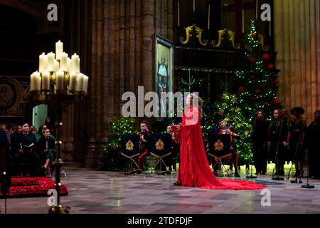 Freya Ridings chante Joyeux Noël tout le monde pendant les Royal Carols - ensemble au service de Noël à l'abbaye de Westminster à Londres. Date de la photo : Vendredi 8 décembre 2023. Banque D'Images