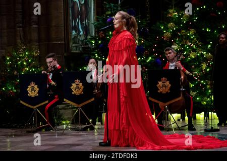 Freya Ridings chante Joyeux Noël tout le monde pendant les Royal Carols - ensemble au service de Noël à l'abbaye de Westminster à Londres. Date de la photo : Vendredi 8 décembre 2023. Banque D'Images