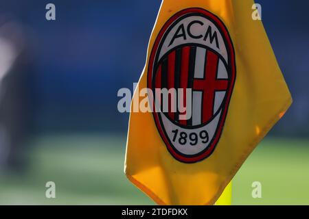 Drapeau de l'AC Milan vu lors du match de football Serie A 2023/24 entre l'AC Milan et l'AC Monza au stade San Siro, Milan, Italie, le 17 décembre 2023 Banque D'Images