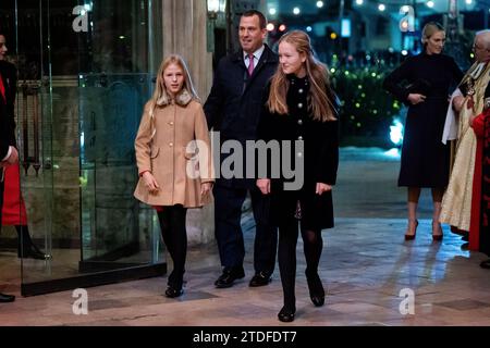 Savannah Phillips, Peter Phillips et Isla Phillips pendant les chants royaux - ensemble au service de Noël à l'abbaye de Westminster à Londres. Date de la photo : Vendredi 8 décembre 2023. Banque D'Images