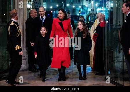 (De gauche à droite) Lord Frederick Windsor, Isabella Windsor, Sophie Winkleman et Maud Windsor pendant les chants royaux - ensemble au service de Noël à l'abbaye de Westminster à Londres. Date de la photo : Vendredi 8 décembre 2023. Banque D'Images