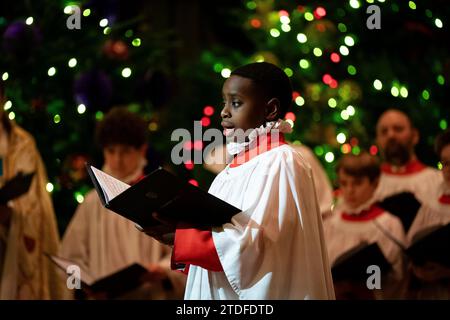 Un soliste de la chorale pendant les chants royaux - ensemble au service de Noël à l'abbaye de Westminster à Londres. Date de la photo : Vendredi 8 décembre 2023. Banque D'Images